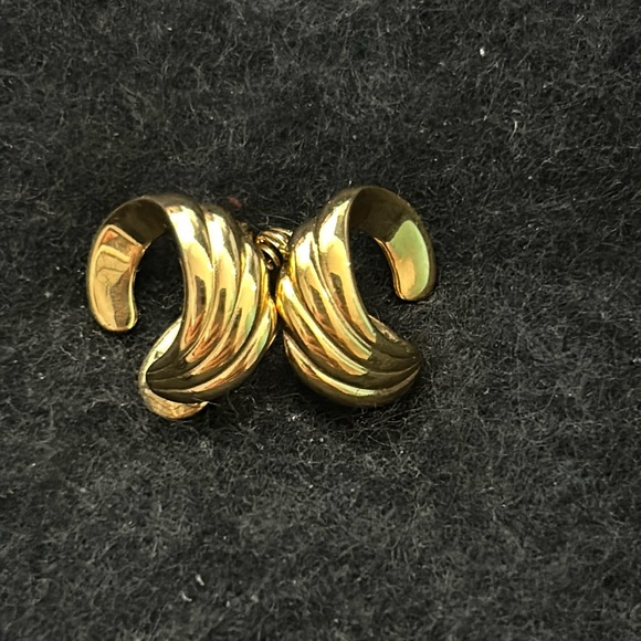 Signed MONET Goldtone Polished Crescent Shape Clip-On Earrings - Picture 1 of 5